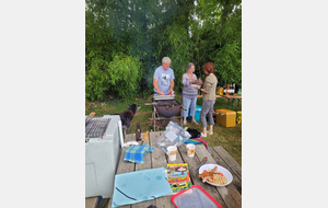préparation du barbecue sous un petit crachin breton